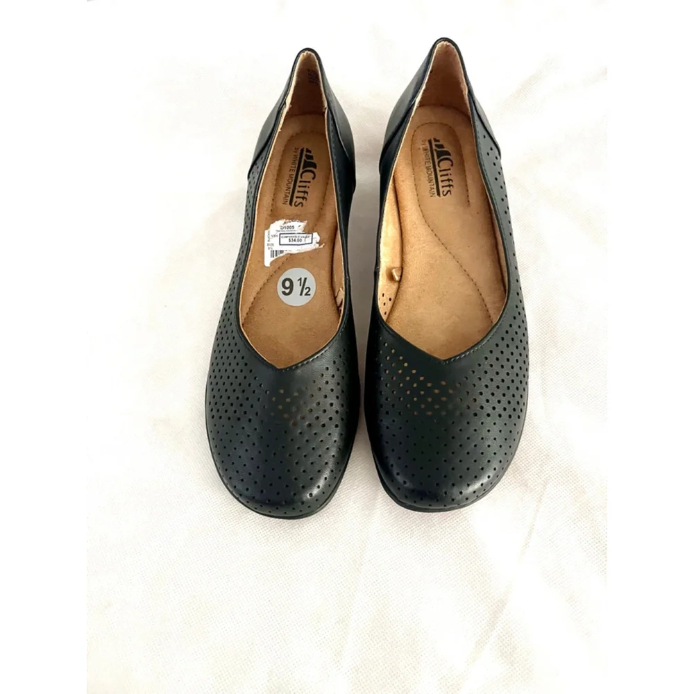 Cliffs by White Mountain Clara ballet flats Black Perforated design Size 9.5